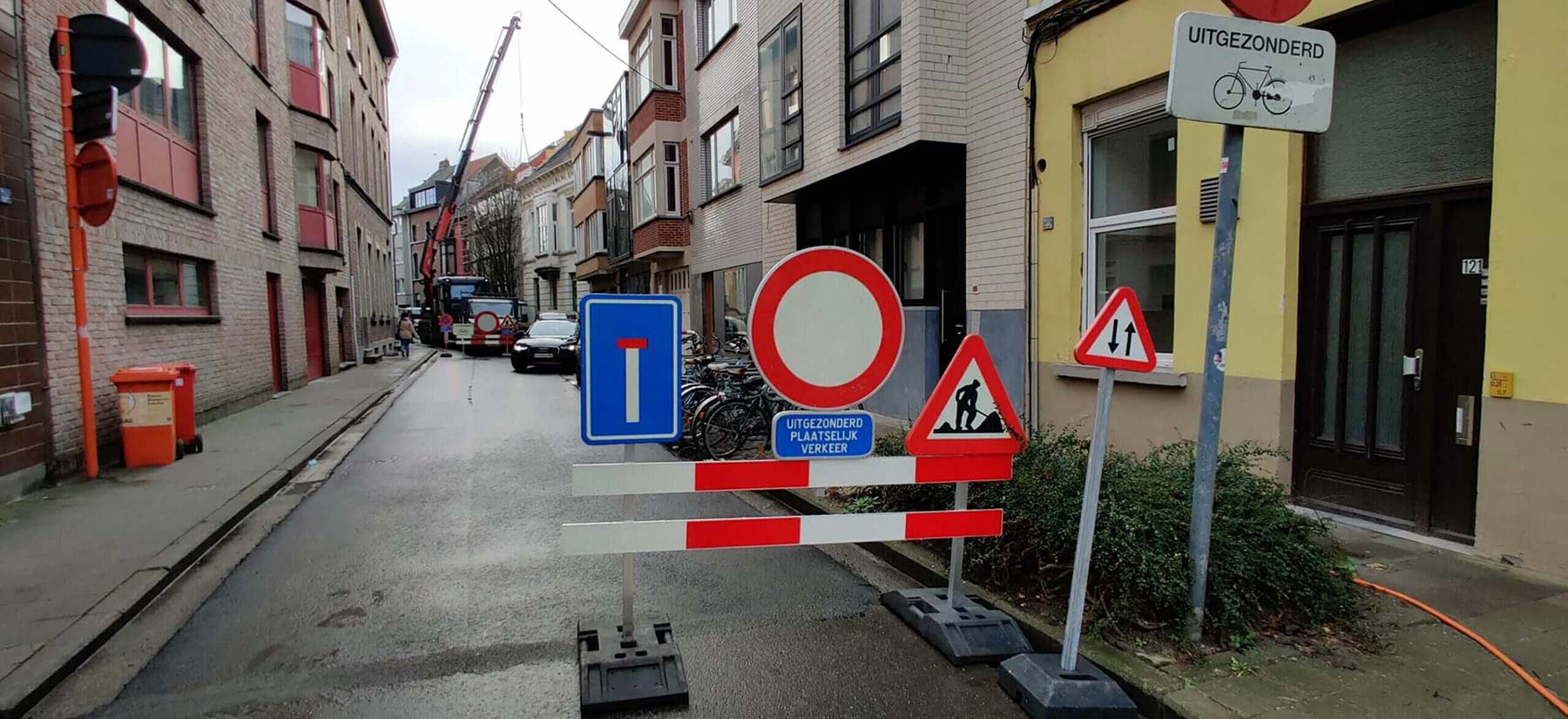 Wegsignalisatie huren in Gent voor de weg af te zetten.