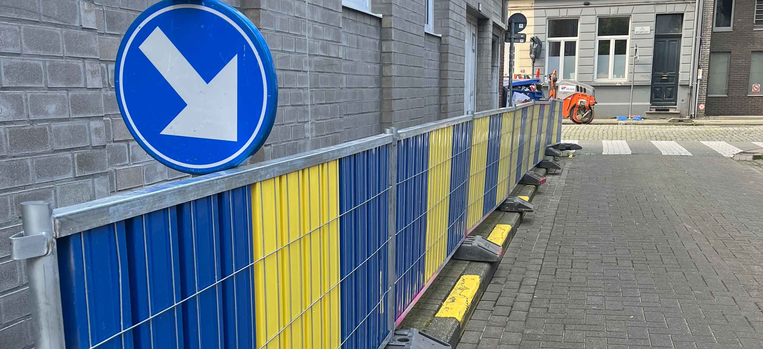Wegsignalisatie blauw gele werfhekkens type Brussel huren en laten plaatsen