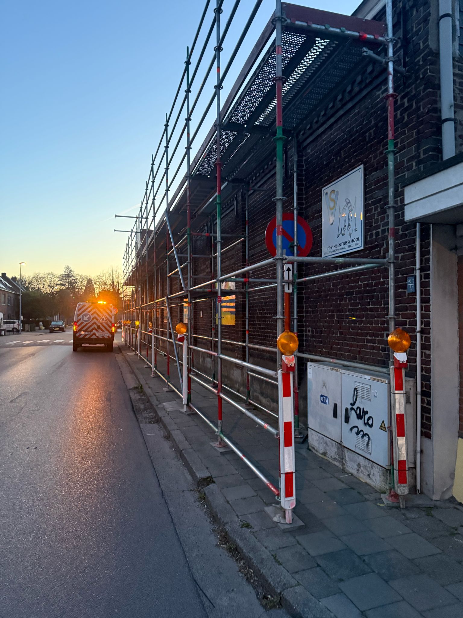 Parkeerborden, verkeersborden en wegsignalisatie huren en laten plaatsen voor stellingbouw in België.