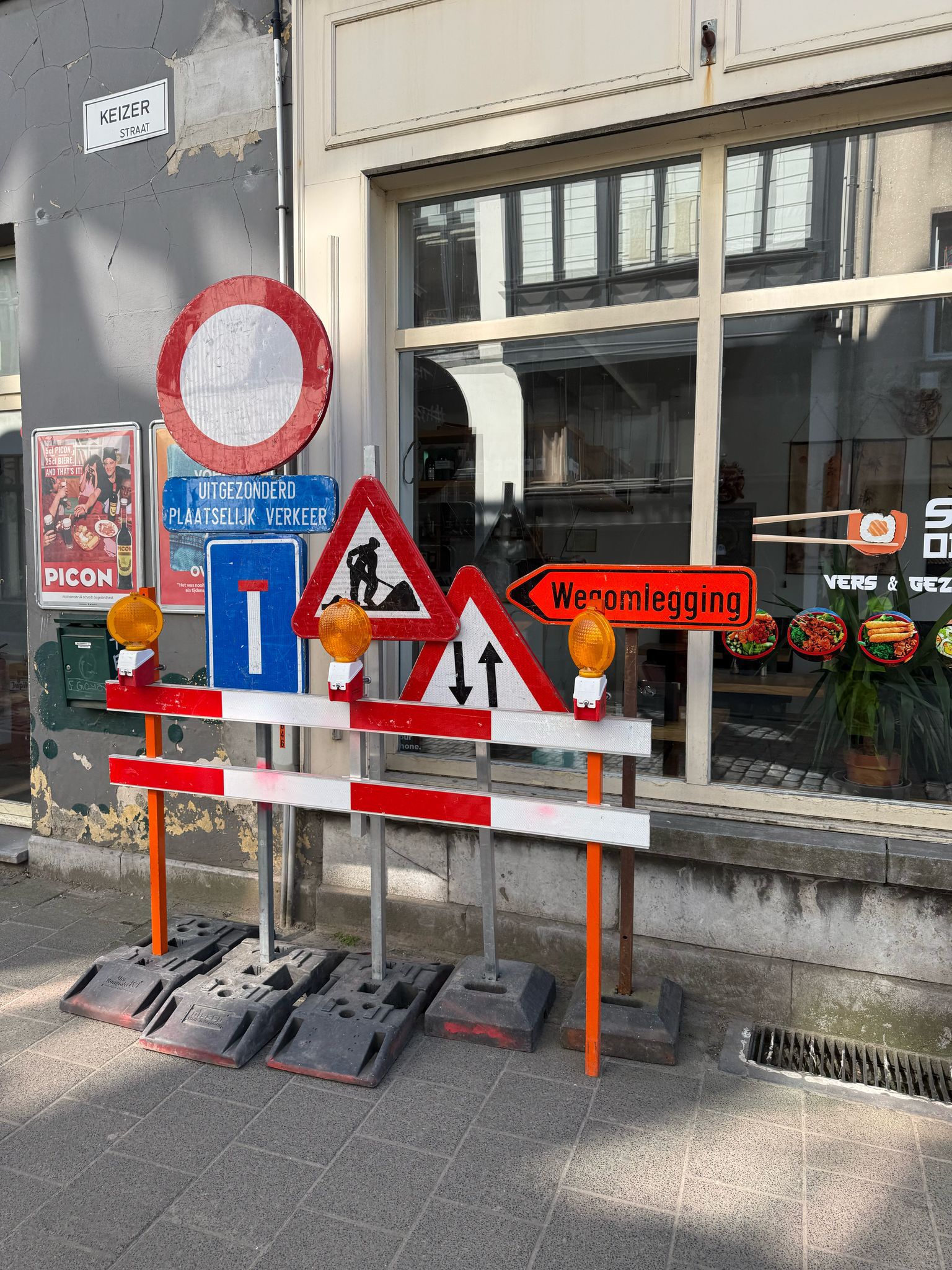 Parkeerborden, verkeersborden en wegsignalisatie huren en laten plaatsen voor inname openbaar domein in België.